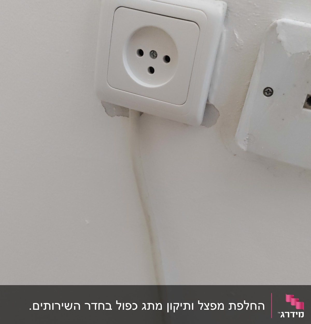 שקע חשמל עם כבל מחובר לקיר